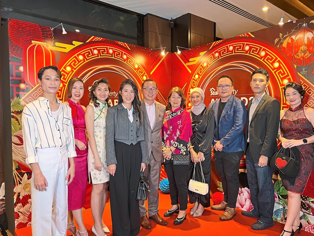 The Quinco Realty team shows their support.