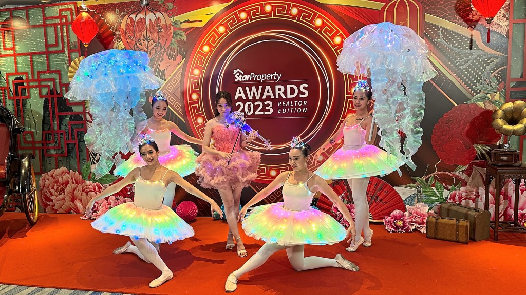 The performers, comprising their violinist and ballerinas, are ready to put on an entertaining show.