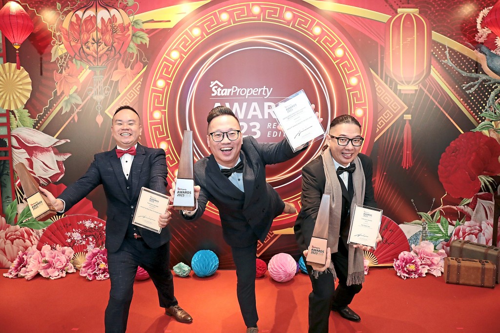 Knight World Realty winners celebrate their achievements.