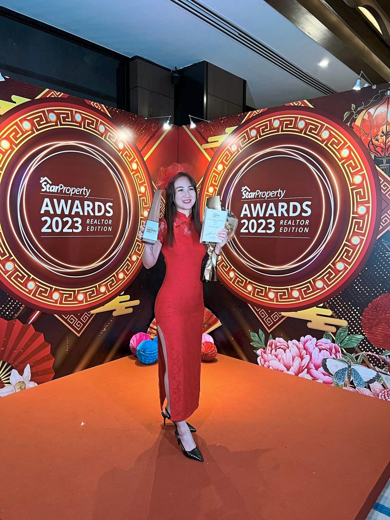 Race Phua Wan Hui of IQI Realty won the Most Exceptional Leader (Female) trophy.