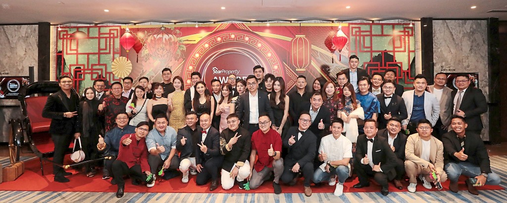 The Knight World Realty (M) team takes a group photo prior to the dinner.