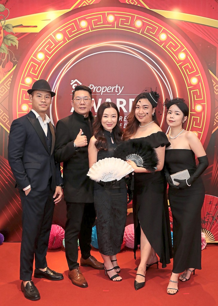 (From left) Mohamad Azhar, Frederick Tan, Cindy Lee, Tracy Ch’ng, Natalie Wong from Foreward Realty take a snapshot to remember the grand occasion.