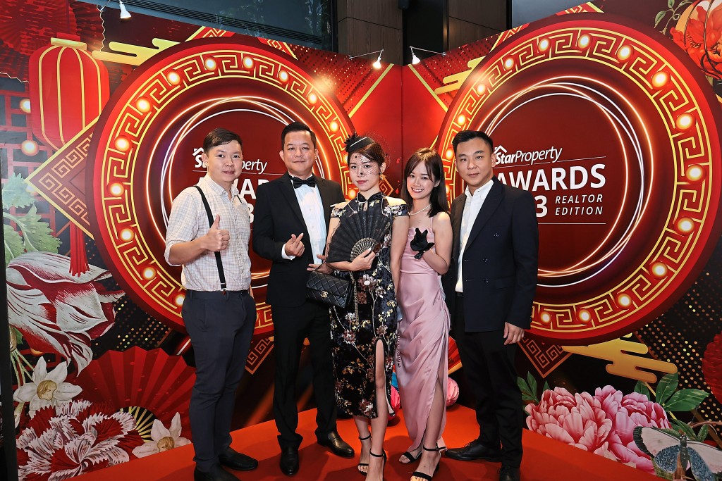 (From left) Torres Chan, Ricky Chen, Crystal Lim, MC Tan, Sky Lim from Knight World Realty take a photo at the award display.