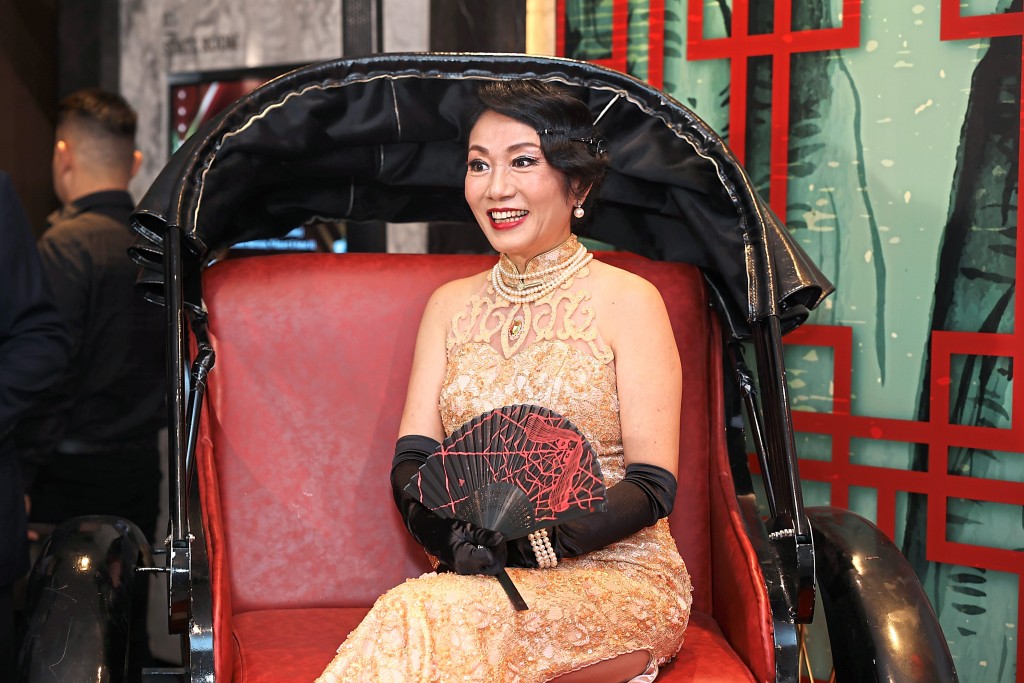 Kimberly Yang from IQI Realty sits prettily on the trishaw.