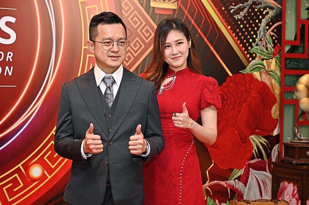 John Lee (left) and Maydelyn Cheng from Knight World Realty both give the thumbs up to SREA 2023.