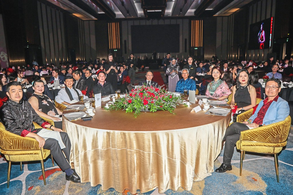 The distinguished VVIPs are all prepared for the commencement of the evening.