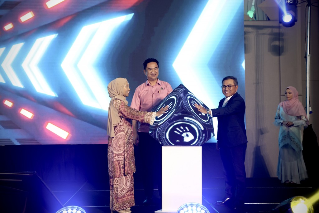 (From left) Kartini, Teo and Azman perform the launching gimmick at the ceremony for techpark@enstek phase 3.