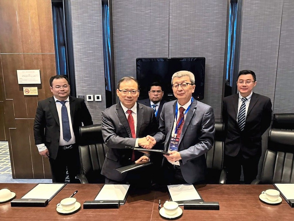 LBS executive chairman Tan Sri Lim Hock San (right) and Sany Group president Tang Xiu Guo exchanged the MoU documents after the signing ceremony.April LBS-Sany