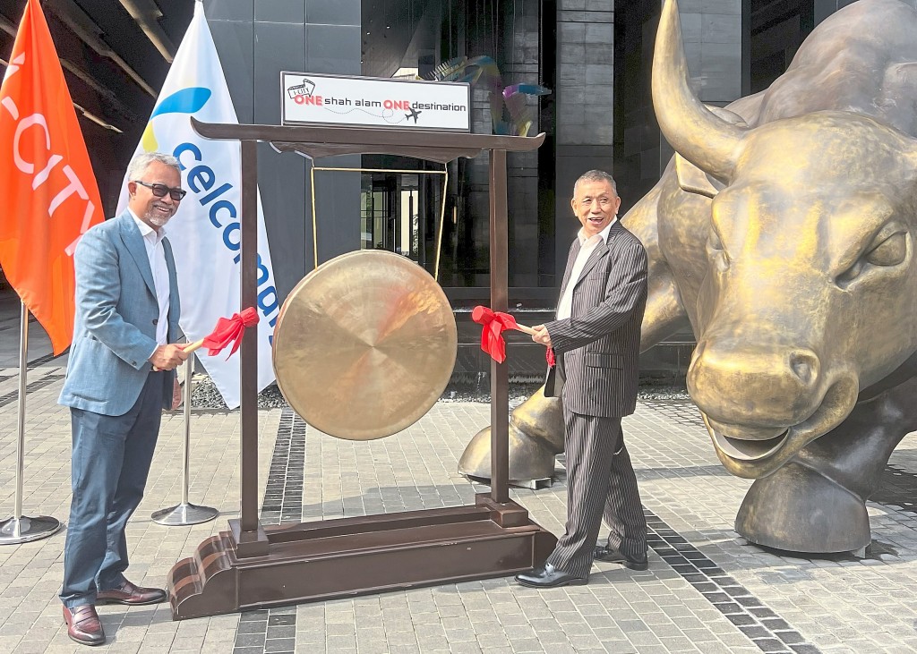 i-City Finance Avenue stands as a prominent landmark within i-City, featuring an iconic charging bull reminiscent of the one in New York. Boasting a smart IT eco-system and an on-site Tier-3 data centre, it has successfully attracted multinational companies to establish their offices here. The partnership with CelcomDigi aims to propel Shah Alam's digital development into the realm of a smart city. Photo shows CelcomDigi chief executive officer Datuk Idham Nawawi (left) and I-Berhad chairman Tan Sri Lim Kim Hong (right).