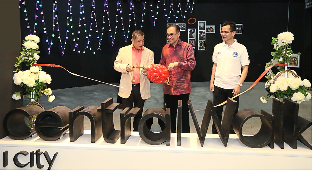 Prime Minister Datuk Seri Anwar Ibrahim (second from the right) launched CityWalk (formerly known as CentralWalk) in 2018. Designed as a destination-oriented lifestyle hub, CityWalk contributes to the synergy among its leisure-focused uses in a park setting. It also offers versatile event spaces for community gatherings, festivals, or live performances, fostering a sense of community and engagement.