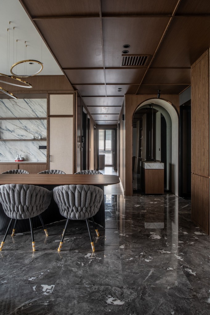 Dark Japandi is a reinterpretation of the Japandi style which brings out a sense of luxury.