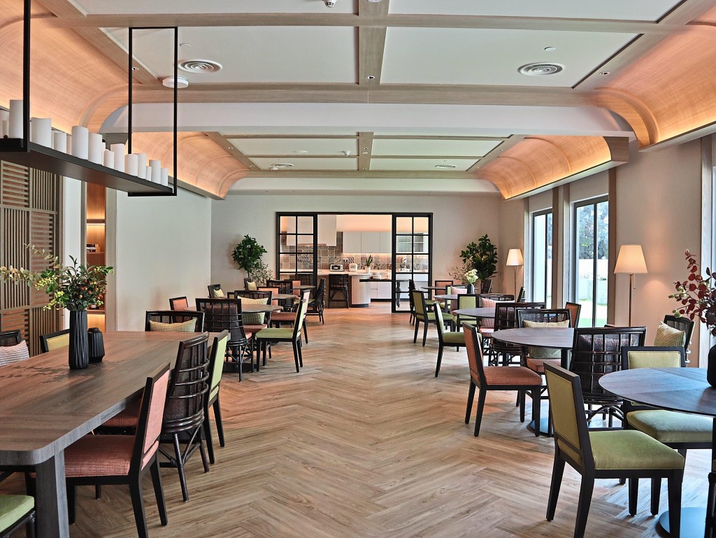 The dining furniture is selected to meet the requirements of seniors. Light-weight chairs that provide back support and sturdy tables are part of the stringent requirements of ReU.