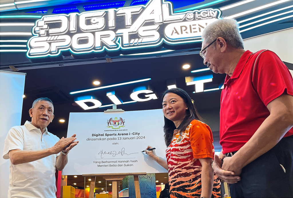 The 50,000 sq ft Digital Sports Arena at CityWalk was inaugurated by Youth and Sports Minister Hannah Yeoh (centre) on January 13, 2024 and witnessed by i-City Selangor chairman Tengku Datuk Seri Ahmad Shah Ibni Almarhum Sultan Salahuddin Abdul Aziz Shah (right). The sports arena seamlessly integrates technology and indoor sports, offering 20 different activities. It provides sports enthusiasts and the younger generation with the opportunity to explore and discover their passion. Visitors can engage in challenges against themselves or virtual opponents in this dynamic arena.