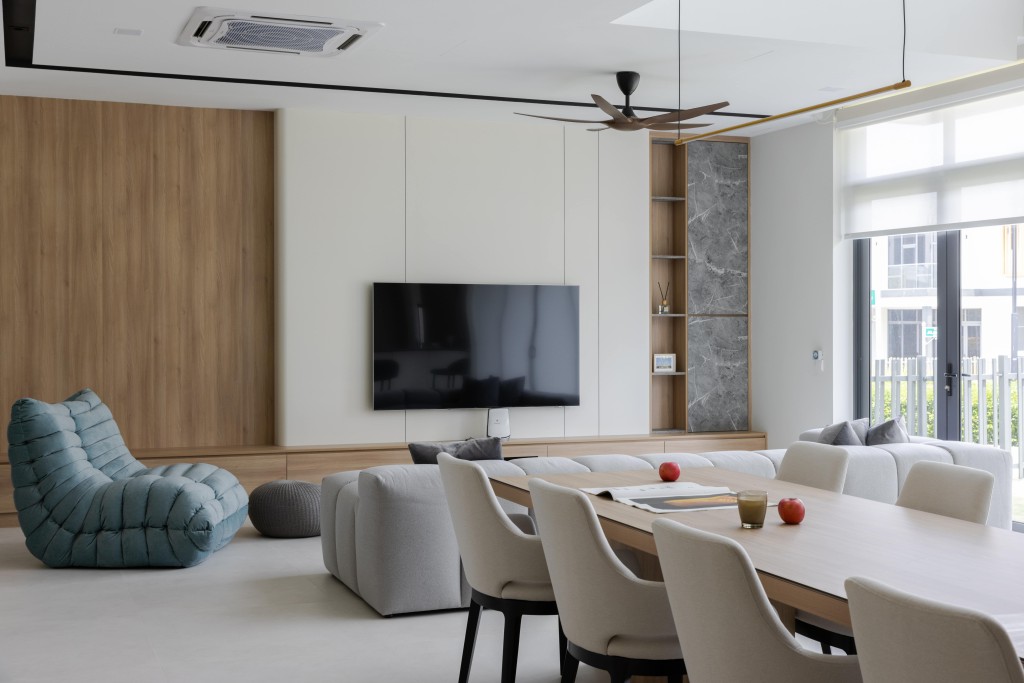 Warm minimalism uses more textures and muted colors.