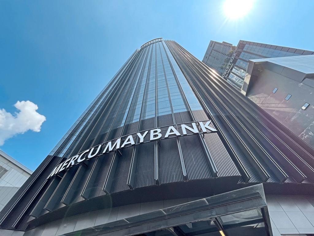 Architectural Grandeur: Mercu Maybank in i-City Finance Avenue is a stunning blend of sophistication and modern design. Reflecting the essence of excellence, it stands tall as a symbol of innovation and prominence.