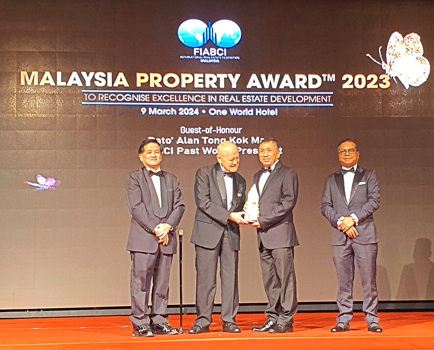 Mercu Maybank in i-City: I-Berhad chairman Tan Sri Lim Kim Hong (second from right) receiving the FIABCI trophy from FIABCI Malaysia past president Datuk Alan Tong Kok Mau as FIABCI Malaysia president Datuk Firdaus Musa (right) looks on. Mercu Maybank won the FIABCI Awards 2023 – office category.
