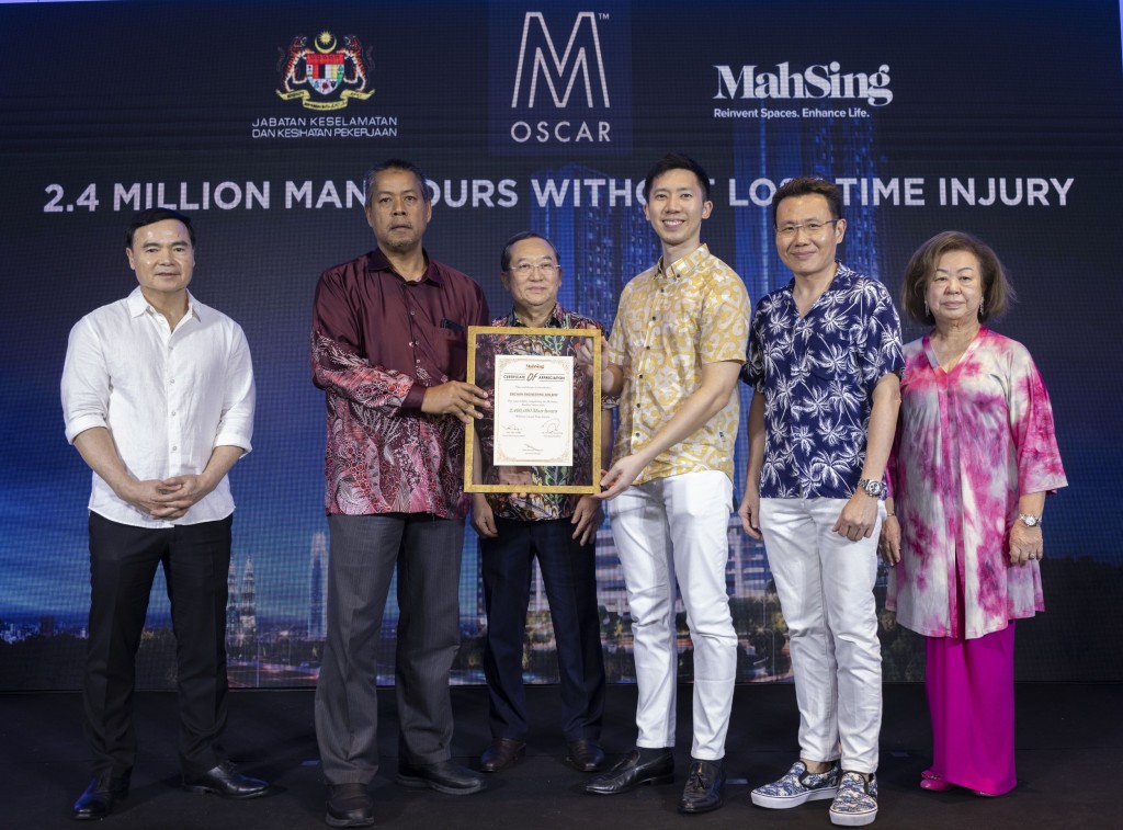 Lionel (third from right) receiving the 2.4 million man-hours without LTI certification from Nor Zamzuri (second from left) as (from left) Voon, Leong, Chen and Yuet Mei look on.