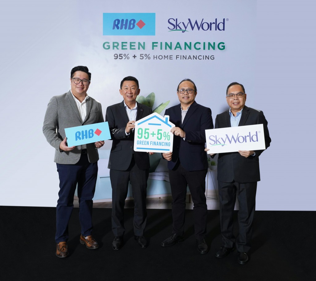 Signifying the collaboration at SkyWorld Gallery @ Setapak are (from left) RHB consumer finance head Sien Vee Loc, RHB group community banking managing director Jeffrey Ng Eow Oo, SkyWorld chief executive officer Lee Chee Seng and SkyWorld founder and executive chairman Datuk Seri Ng Thien Phing.