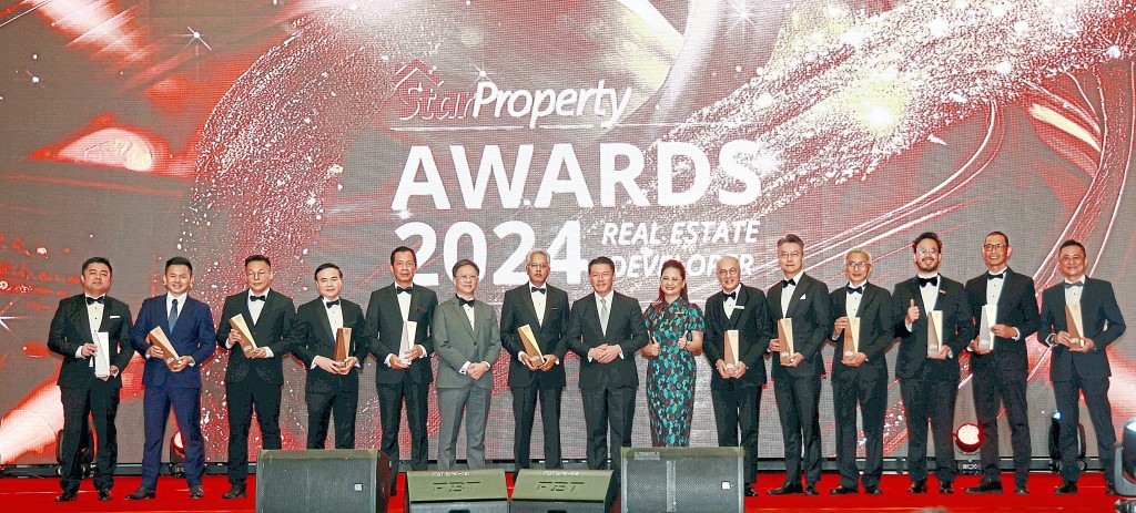 Housing and Local Government Minister Nga Kor Ming (middle), the Star Media Group management team and the StarProperty Top 10 All-Stars winners in the listed companies category smile for the camera after the awards presentation. — NG KOK LEONG/The Star