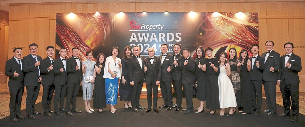IJM Land Bhd chief executive officer Datuk Wong Tuck Wai (eleventh from left) and chief operating officer Datuk Tony Ling (tenth from left) giving the thumbs-up with their team at the photoboard.—YAP CHEE HONG/The Star