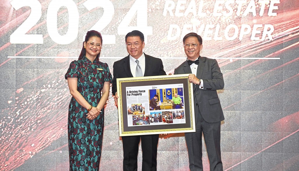 ) Star Media Group (SMG) group chief executive officer Chan Seng Fatt (right) presenting a token of appreciation to Housing and Local Government Minister Nga Kor Ming as the guest of honour for the Awards gala dinner. Looking on is SMG chief business officer Lydia Wang (left).--AZHAR MAHFOF/The Star