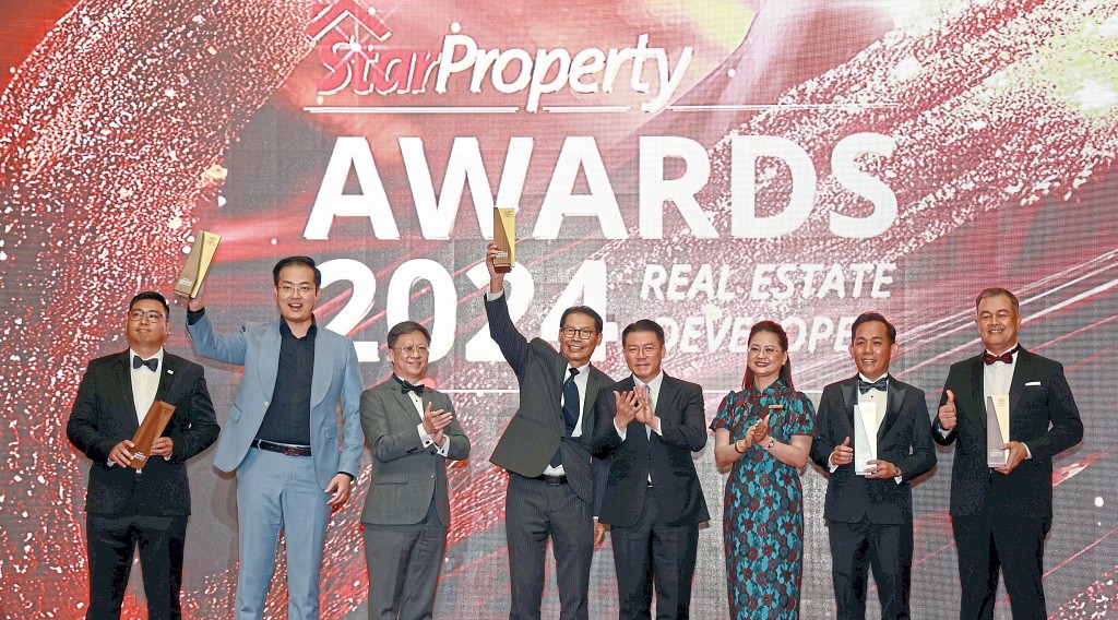 (RIGHT) The StarProperty All-Stars Top 5 winners in the nonlisted companies category cheer as Housing and Local Government Minister Nga Kor Ming (fourth from right), Star Media Group (SMG) group chief executive officer Chan Seng Fatt (right) and SMG chief business officer Lydia Wang (third from right) applause.— NG KOK LEONG/The Star