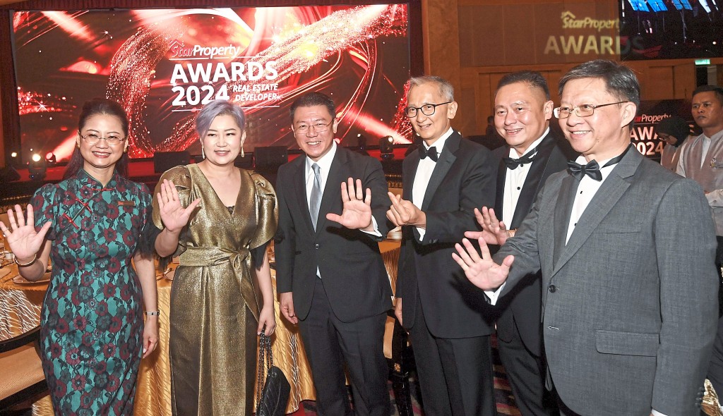 Joining Housing and Local Government Minister Nga Kor Ming (third from left) to wave to the photographer are (from left) Star Media Group (SMG) chief business officer Lydia Wang, Mah Sing Group Bhd corporate responsibility and sustainability strategic communications head Lyanna Tew, executive director Datuk Steven Ng and property subsidiaries chief executive officer Yeoh Chee Beng as well as SMG group chief executive officer Chan Seng Fatt. -- AZHAR MAHFOF/The Star