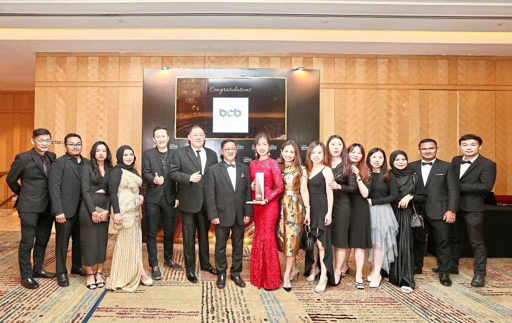 BCB Bhd group managing director Tan Sri Tan Seng Leong (seventh from left) and executive director Tan Lindy (eighth from left) taking a group photo with the BCB team. —LOW LAY PHON/The Star