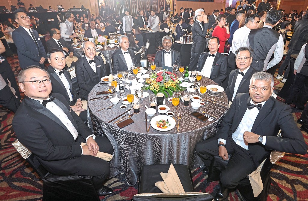 (From left) IJM Land Bhd (IJM Land) chief operating officer Datuk Tony Ling, Mah Sing Group Bhd executive director Datuk Voon Yin Yow, IJM Land chief executive officer Datuk Wong Tuck Wai, Sime Darby Property Bhd group managing director Datuk Azmir Merican and integrated development chief operating officer Datuk Mohd Idris Abdullah, IOI Properties Group Bhd chief operating officer Teh Chin Guan and southern region chief operating officer Lim Beng Yeang and Star Media Group managing editor Brian Martin.--AZMAN GHANI/The Star