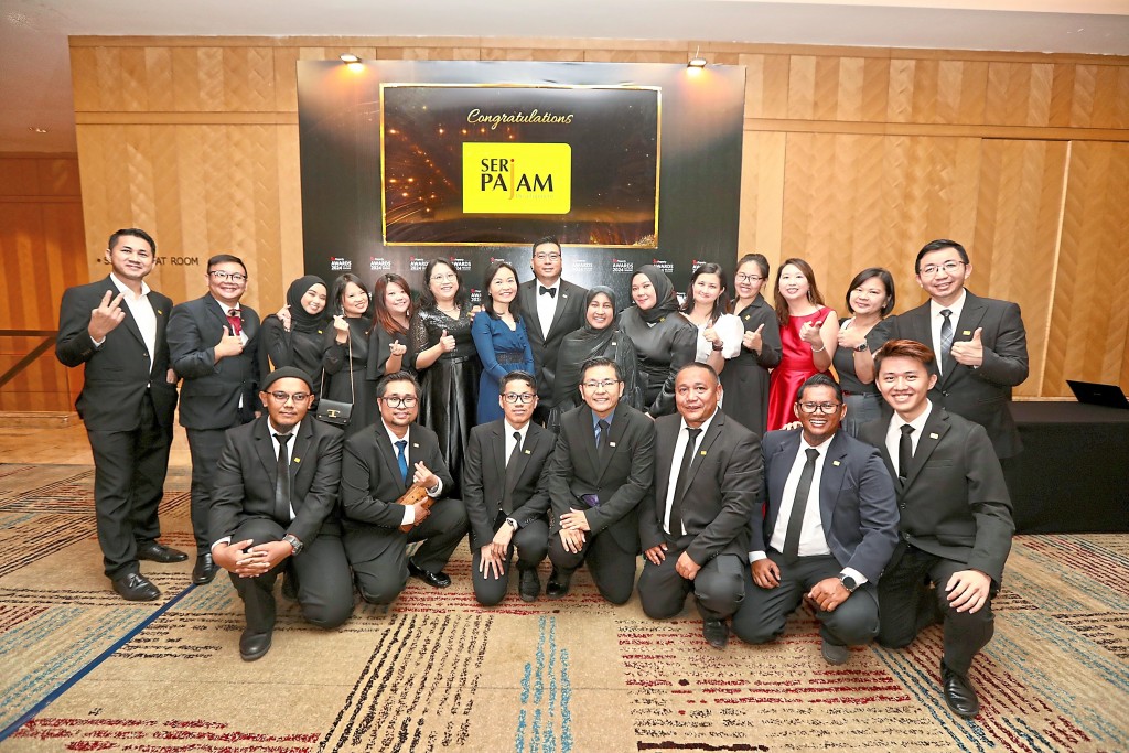 The Seri Pajam Development team taking a group snapshot with chief executive officer Ten Wee Seong (eighth from left). —LOW LAY PHON/The Star