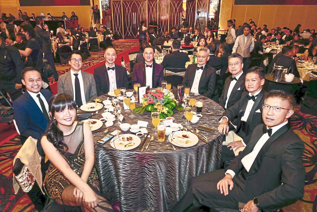 (From left) StarProperty general manager Mindy Chia, Bon Estates chief commercial officer Bernard Ng and chief executive officer Chan Jin-Wy, Trinity Group guest Eddie Lim Chee Chong and managing director Datuk Neoh Soo Keat, Matrix Concepts Holdings Bhd group managing director Ho Kong Soon and chief executive officer Chai Keng Wai, Land and General Bhd managing director Low Gay Teck and chief financial officer Benjamin Leong. — FAIHAN GHANI/The Star