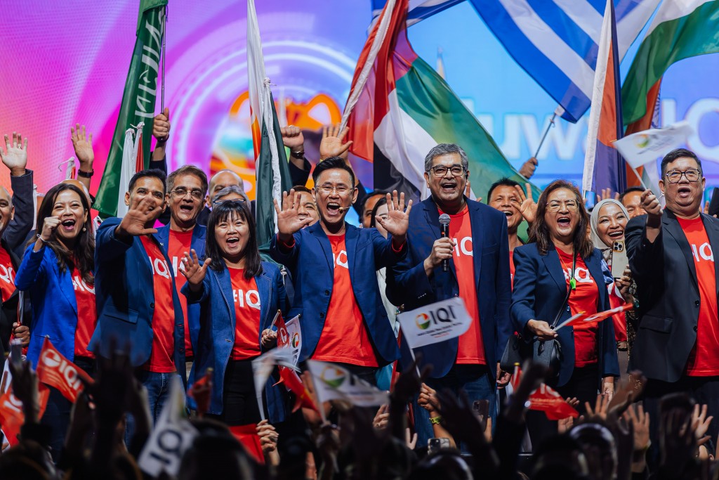 Ho (front row, centre) and Kashif (third from right) posed for a group photo with delegates from 20 countries.
