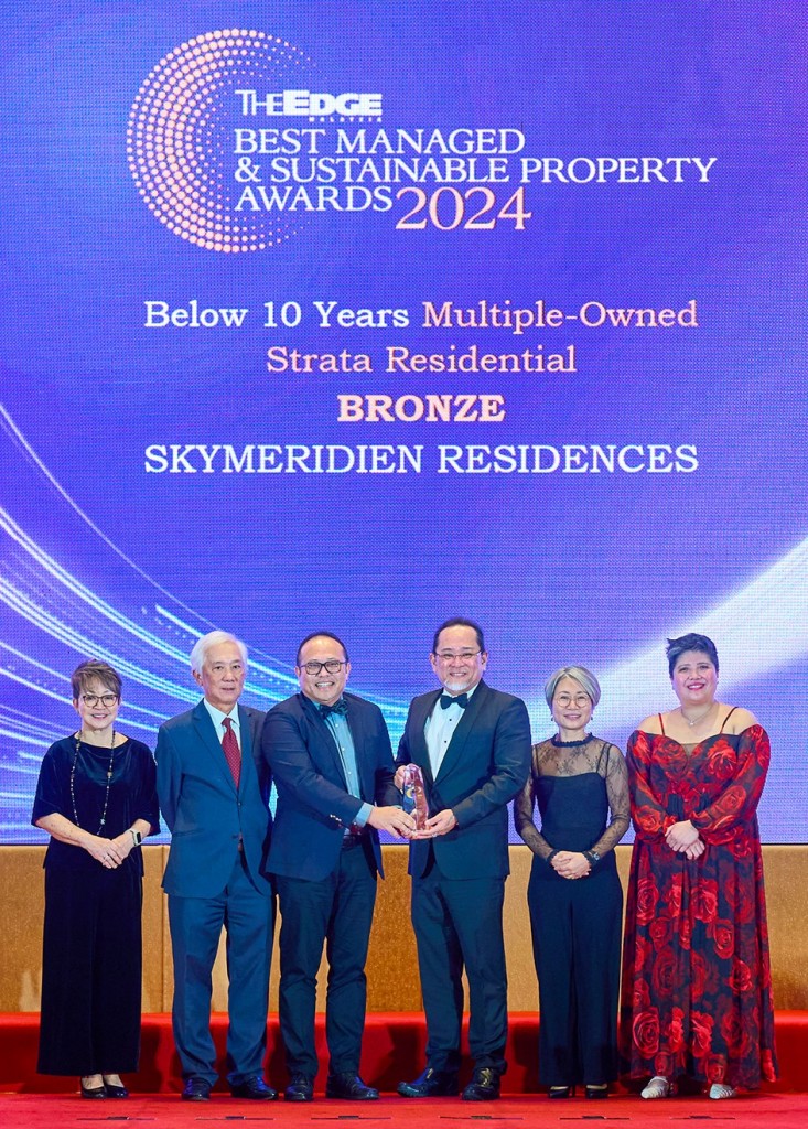 SkyWorld chief executive officer Lee Chee Seng (third from left) and Transpacc managing director Tan Beng Hwa (third from right) pose for a group photo after receiving the award.