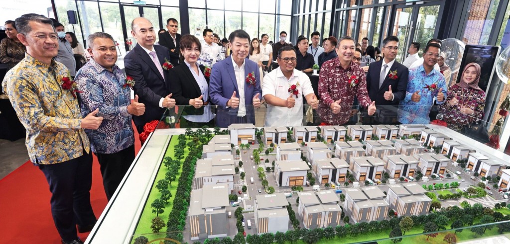 Amirudin Shari (fifth from right) with Ancubic Group’s management team and distinguished guests giving the thumbs up for the project.—AZMAN GHANI/The Star
