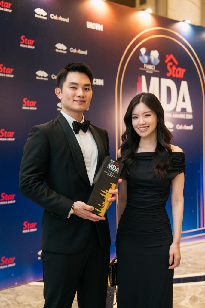 Sunsuria business development manager in the executive chairman's office Ter Chen Loong (left) eft) and group branding and project marketing director Ter Shin Ann posing with their trophy.