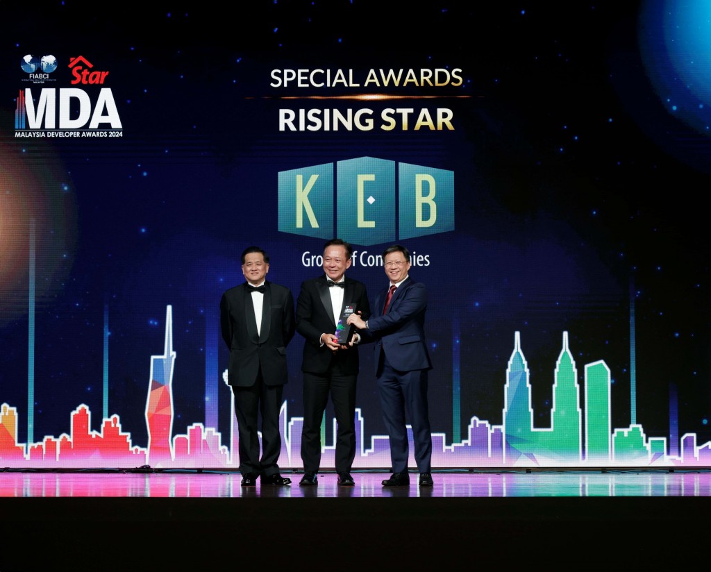 KEB Group of Companies founder and managing director Datuk KC Lim (centre) receiving the trophy from Chan (right) as Yu Looks on. 