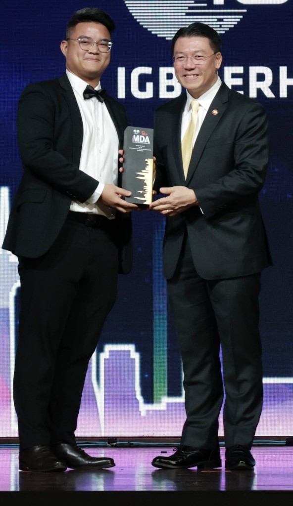 StarProperty account manager Ryan Lee (left) receiving the trophy from Nga on behalf of IGB Bhd.