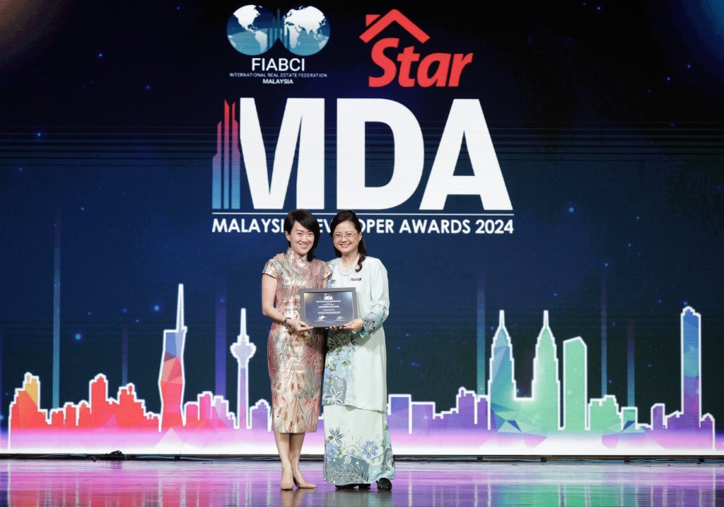 Carlsberg Malaysia corporate affairs and sustainability director Pearl Lai (left) receiving a certificate of appreciation from Wang.— FAIHAN GHANI/The Star