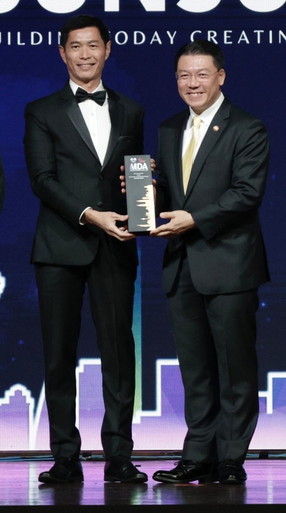 Sunsuria chief project officer Wong Chiew Meng with his trophy.