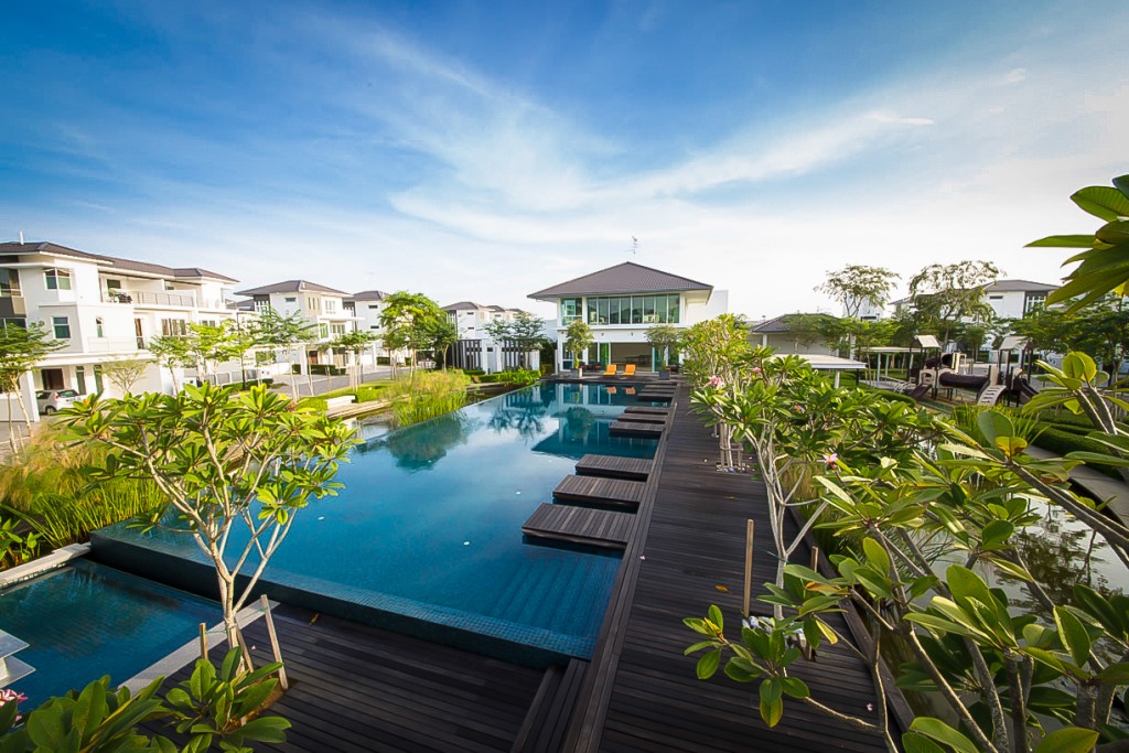 Senibong Cove’s Isola Villa features 3-storey luxury villas with spacious gardens and beautiful pools.