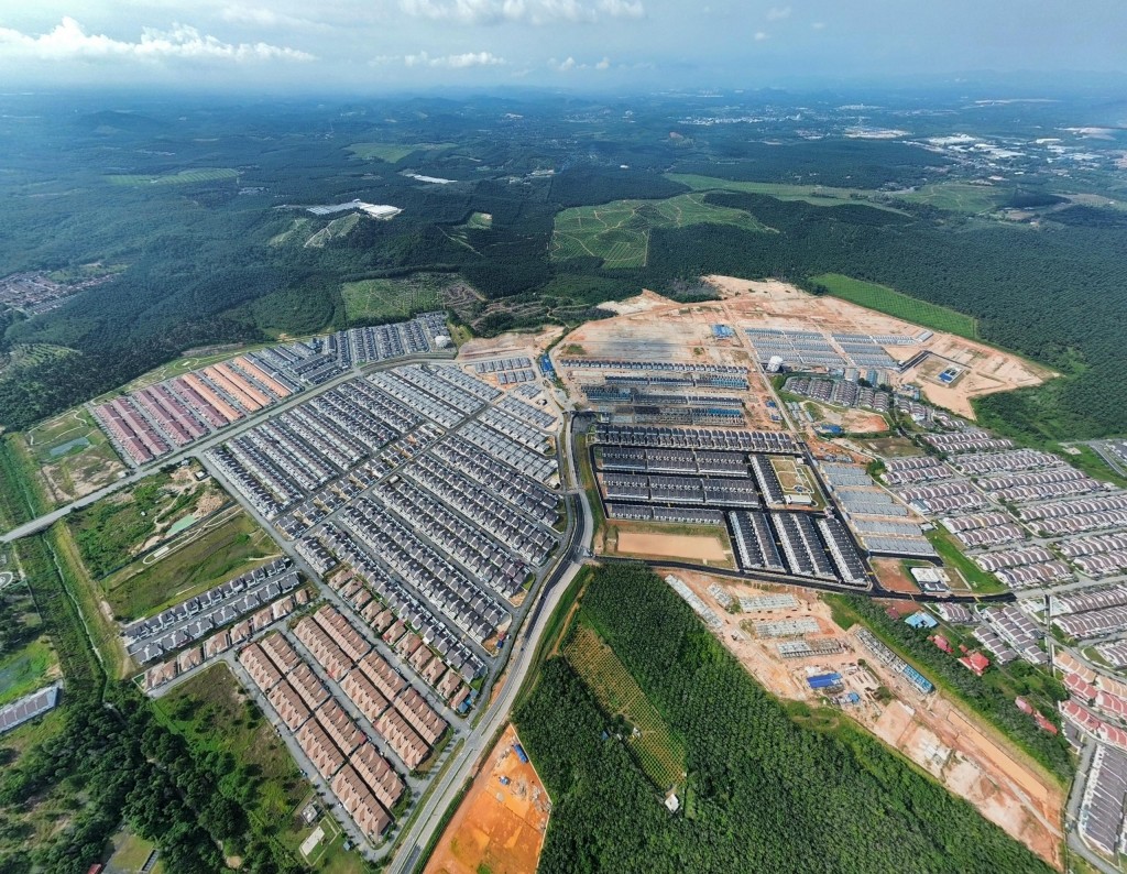  An aerial view of the on-going Taman Bertam Heights and the completed Taman Desa Bertam. 