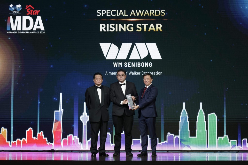 WM Senibong business development and corporate finance director Chan Wei Chun (centre) receiving the trophy from Chan (right) as Yu looks on.