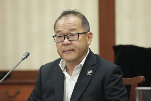 Sarawak Housing and Real Estate Developers’ Association (SHEDA) deputy president Louis Ting suggested the Sarawak ministry buy houses from the market and rent them out to those who are unable to afford a house in strategic locations.