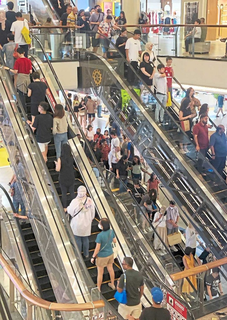 Malaysian spending their time with family at a mall during the festive and school break. —SAMUEL ONG/The Star