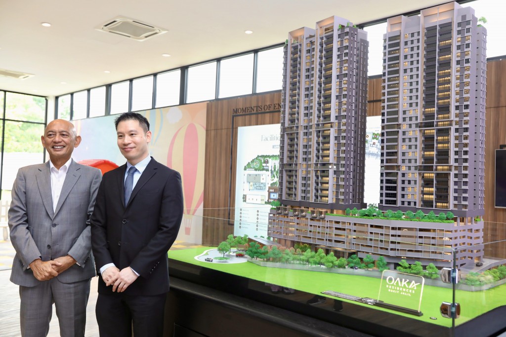 Caption: (From left) Abdul Rahim and Tan pose at OAKA Residences scale model at the launch. — LOW LAY PHON/The Star