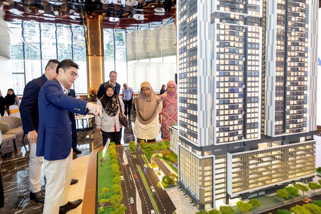 Law briefing Aiman Athirah, Siti Hanim and the entourage on the project in front of scale model.