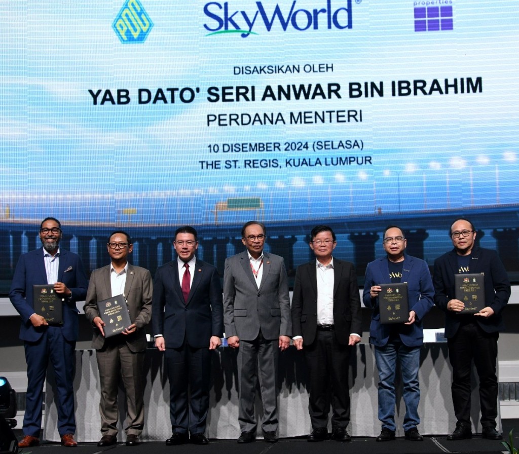 Holding the signed documents are Ismail (left), Aziz (second from left), Lee (right) and Ng (second from right), while Anwar, (centre), Nga (third from left) and Yeow (third from right) look on - Azhar Mahrof/The Star