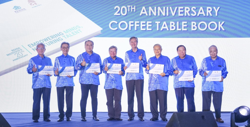 Rehda Institute’s Board of Trustees posed for a group picture at the launch of the 20th anniversary coffee table book. From left are Datuk Muztaza Mohamad, Yam, Datuk Seri FD Iskandar, Chen, Ng, Tan Sri Teo Chiang Kok, Datuk Ng Seing Liong and Tiah Toh Twin.