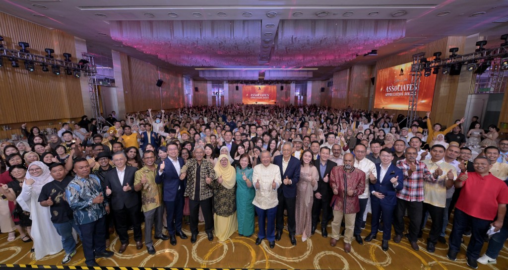 Matrix Concepts team and leaders posed for a group picture at the dinner. 