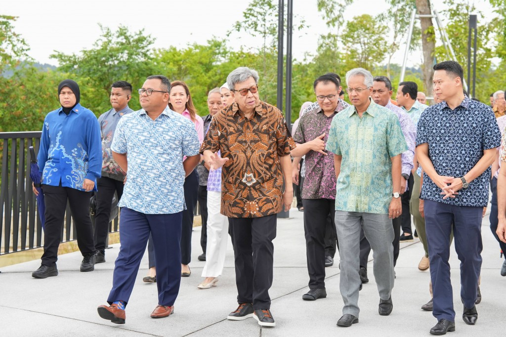 The Sultan of Selangor Sultan Sharafuddin Idris Shah (in brown batik shirt) and his entourage toured Elmina Lakeside Mall flanked by Amirudin (left) and Azmir (right). 